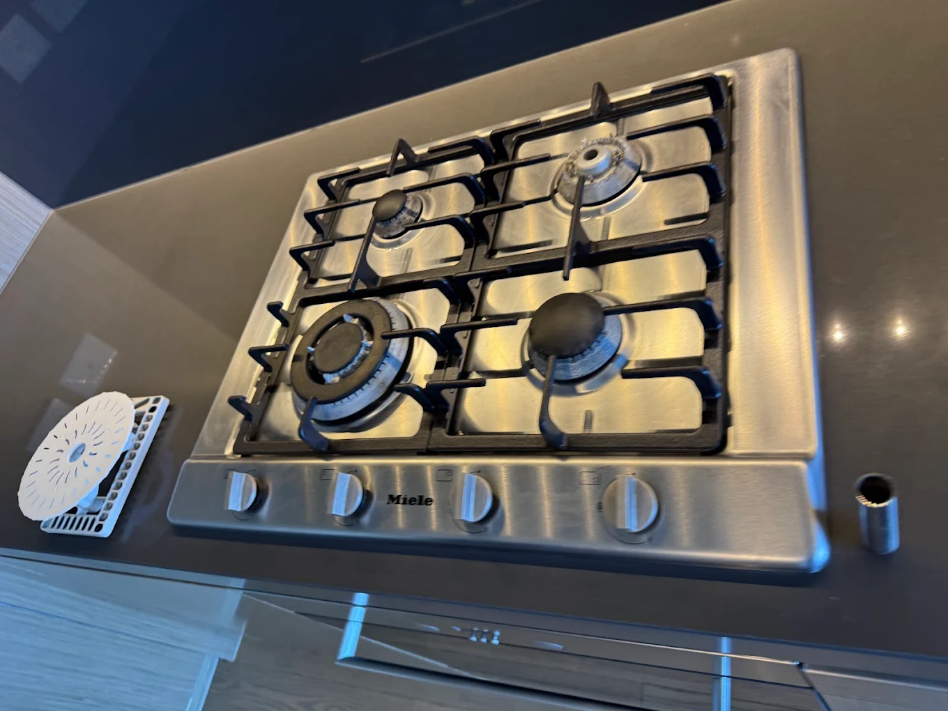 Cooktop detail clean example - Prestige Bond Cleaning Armadale